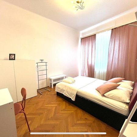 Downtown Unirii Square Private Economy Rooms With Shared Amenities Bucarest Extérieur photo