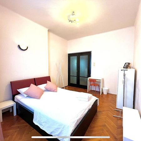 Downtown Unirii Square Private Economy Rooms With Shared Amenities Bucarest Extérieur photo
