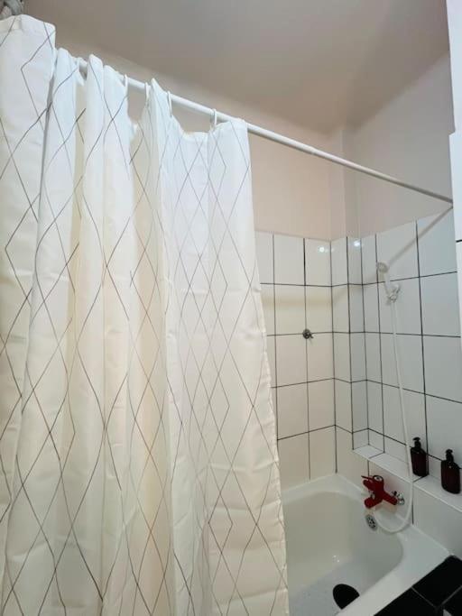 Downtown Unirii Square Private Economy Rooms With Shared Amenities Bucarest Extérieur photo