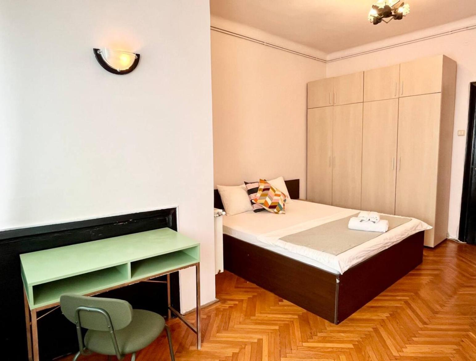 Downtown Unirii Square Private Economy Rooms With Shared Amenities Bucarest Extérieur photo