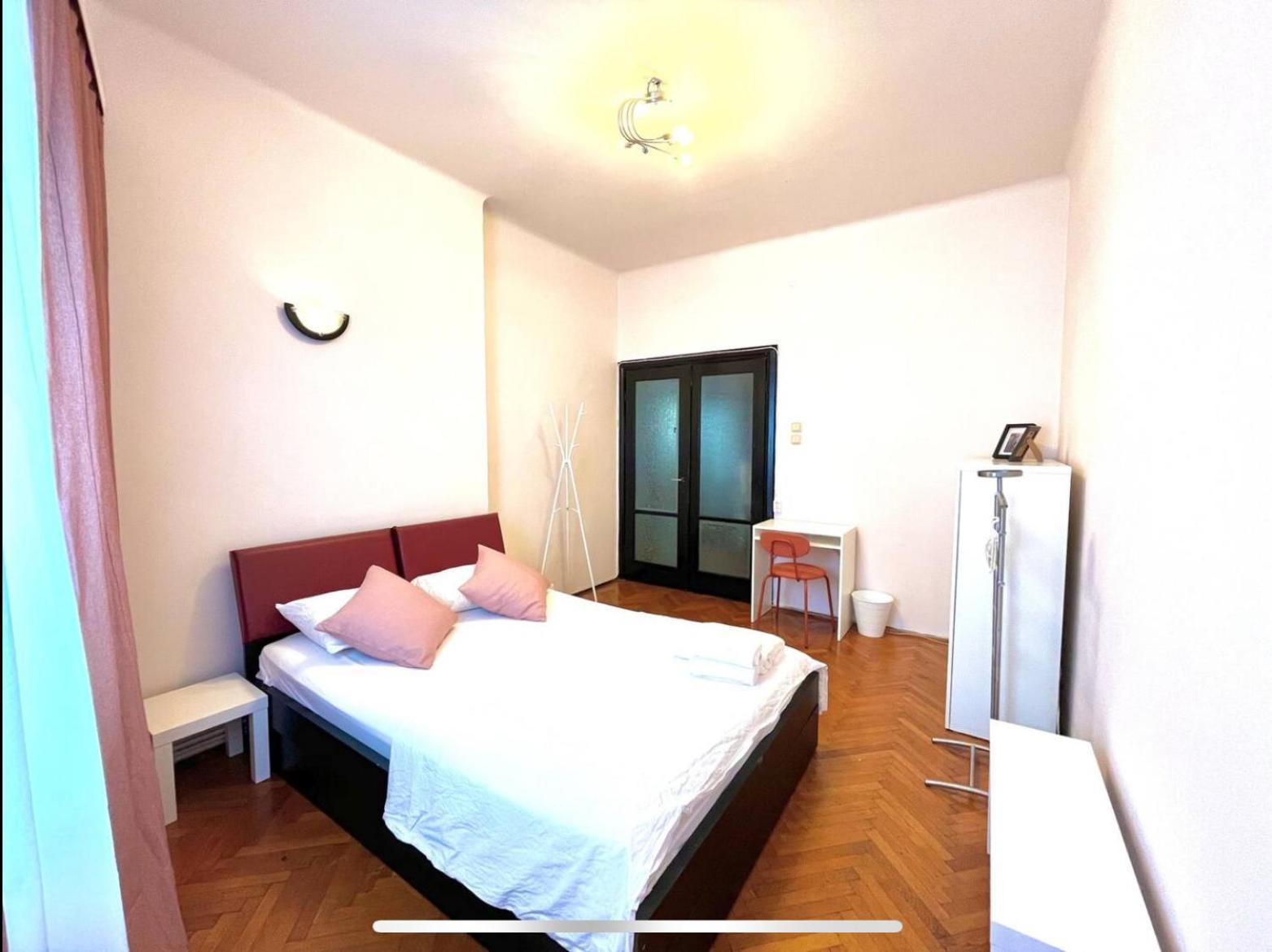 Downtown Unirii Square Private Economy Rooms With Shared Amenities Bucarest Extérieur photo