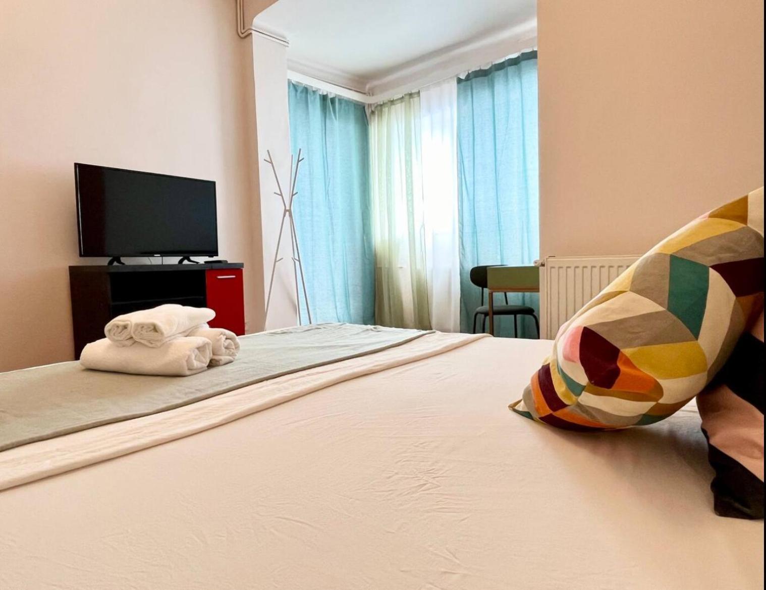Downtown Unirii Square Private Economy Rooms With Shared Amenities Bucarest Extérieur photo