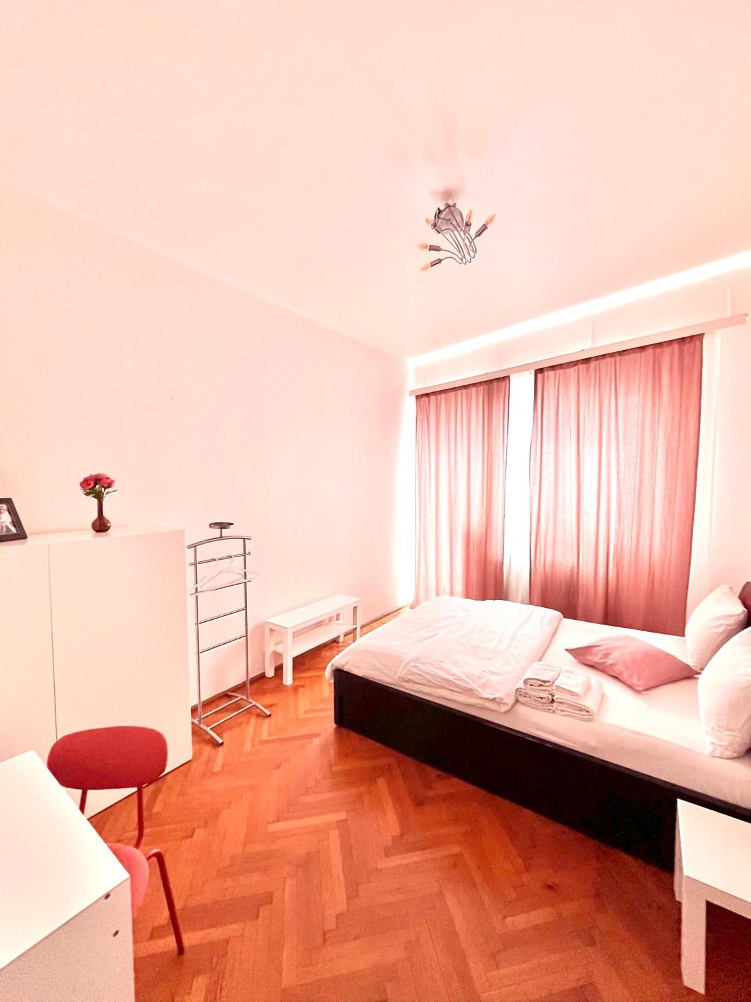 Downtown Unirii Square Private Economy Rooms With Shared Amenities Bucarest Extérieur photo