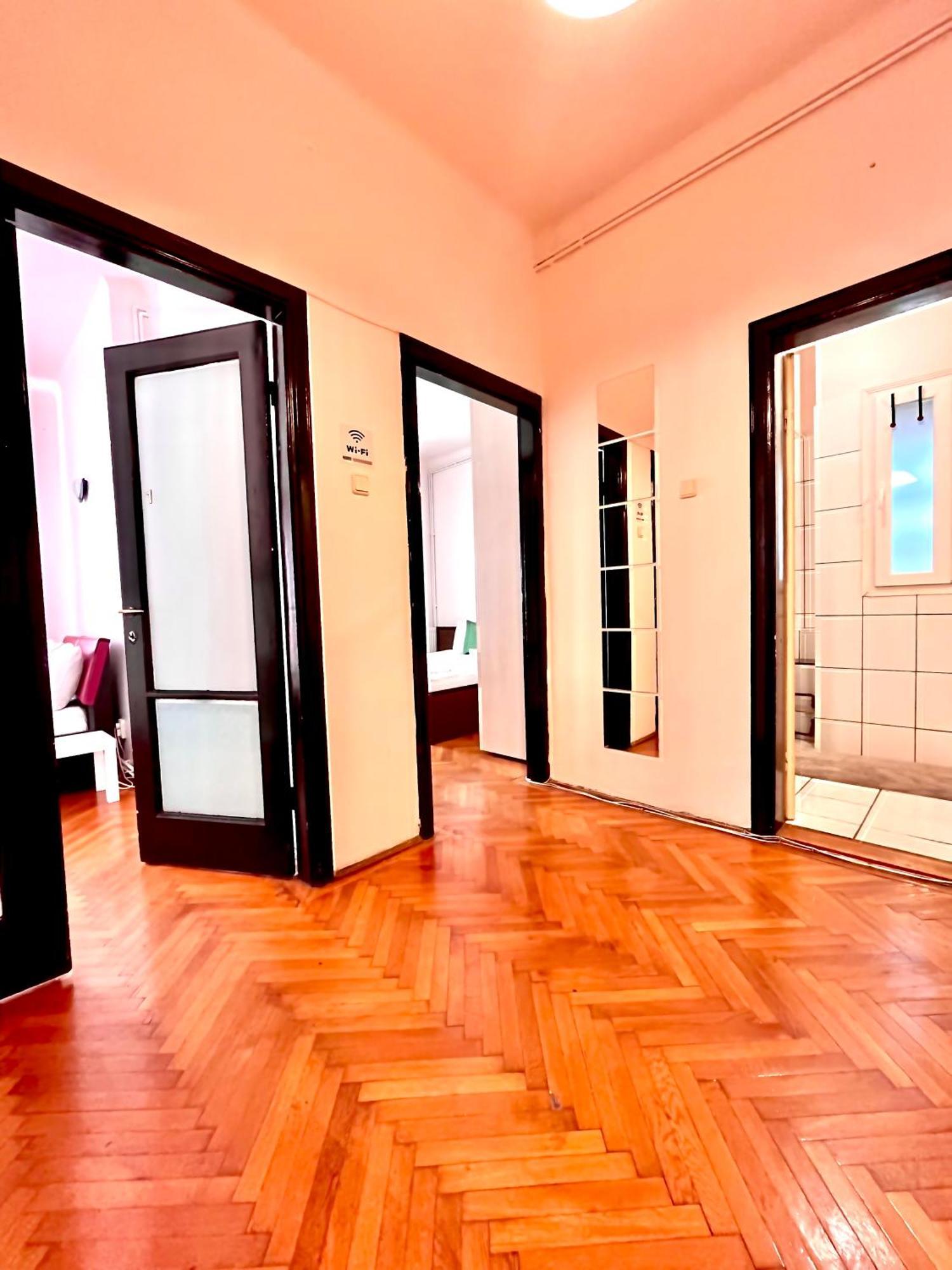 Downtown Unirii Square Private Economy Rooms With Shared Amenities Bucarest Extérieur photo