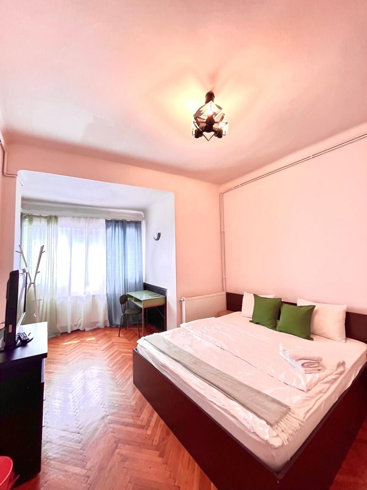 Downtown Unirii Square Private Economy Rooms With Shared Amenities Bucarest Extérieur photo