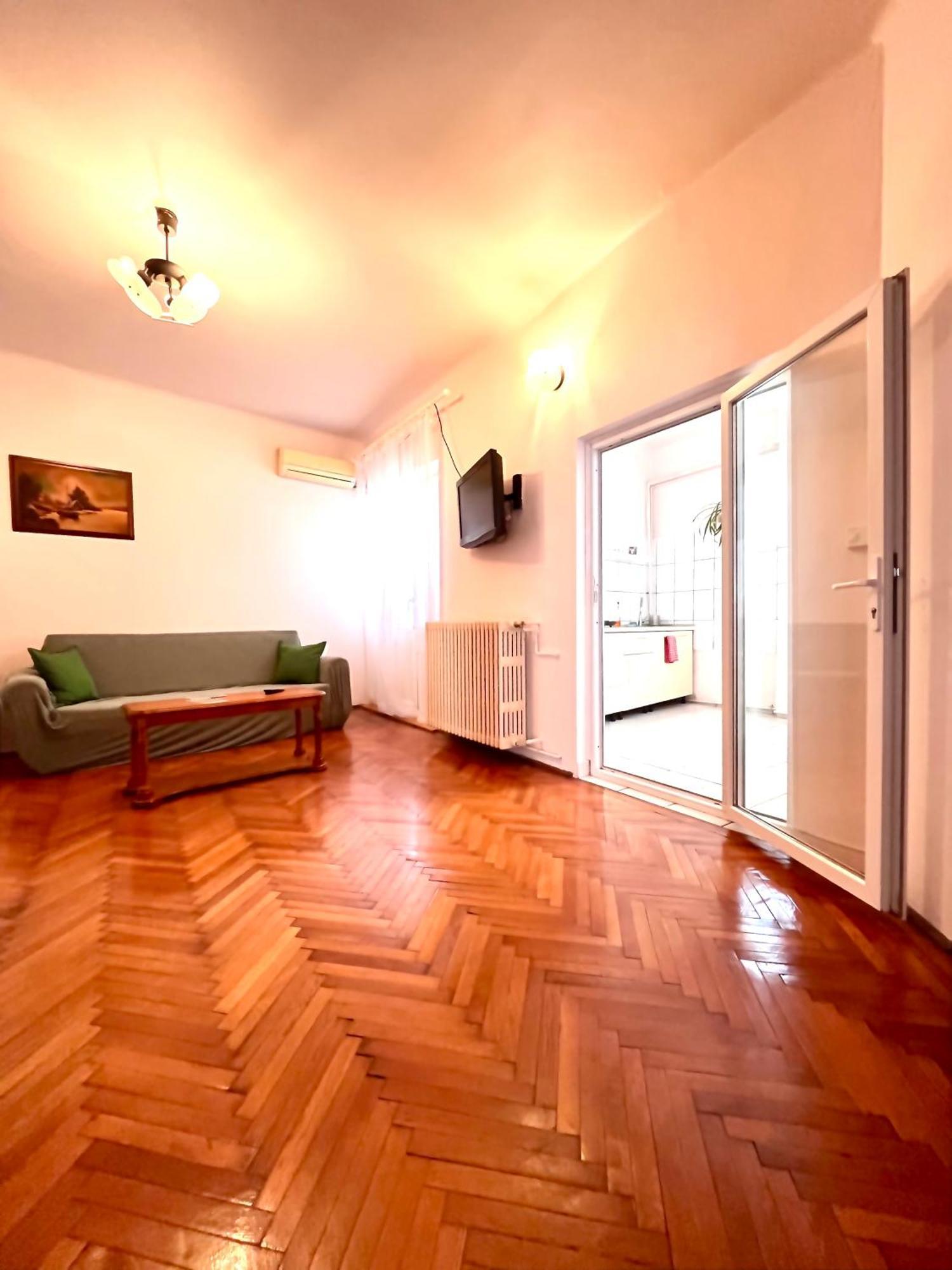 Downtown Unirii Square Private Economy Rooms With Shared Amenities Bucarest Extérieur photo